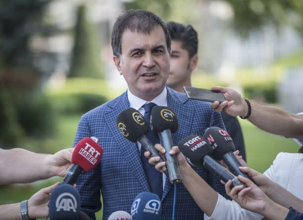 <p>40-&Ouml;mer &Ccedil;elik<br />
<br />
15 Haziran 1968 yılında Adana&rsquo;da doğdu. Lisans eğitimini Gazi &Uuml;niversitesi İktisadi ve İdari Bilimler Fak&uuml;ltesi Kamu Y&ouml;netimi B&ouml;l&uuml;m&uuml;'nde tamamladı. Y&uuml;ksek Lisansını aynı kurumda Siyaset Bilimi alanında yaptı.<br />
<br />
Siyaset Bilimci ve Stratejist olan &Ouml;mer &Ccedil;elik, 22. ve 23. D&ouml;nem&rsquo;de Adana Milletvekili se&ccedil;ilmiştir. NATO Parlamenter Asamblesi T&uuml;rk Grubu &Uuml;yesi ve TBMM Dışişleri Komisyonu &uuml;yesi ile TBMM &Ccedil;evre Komisyonu &uuml;yesi olmuştur. &Ouml;mer &Ccedil;elik halen TBMM &Ccedil;evre Komisyonu &Uuml;yeliği kapsamında &ccedil;alışmalarını s&uuml;rd&uuml;rmektedir.<br />
<br />
Meclis g&ouml;revlerinin yanı sıra 2002 yılından beri Başbakan Recep Tayyip Erdoğan&rsquo;ın Siyasi Danışmanlığı g&ouml;revini y&uuml;r&uuml;tmektedir. Aynı zamanda AK Parti Merkez Karar Y&uuml;r&uuml;tme Kurulu &uuml;yesi olan &Ouml;mer &Ccedil;elik, Mart 2010 tarihinde AK Parti Dış İlişkilerden Sorumlu Genel Başkan Yardımcısı se&ccedil;ilmiştir.<br />
<br />
&Ouml;mer &Ccedil;elik iyi d&uuml;zeyde İngilizce bilmektedir.</p>

<p>&nbsp;</p>
