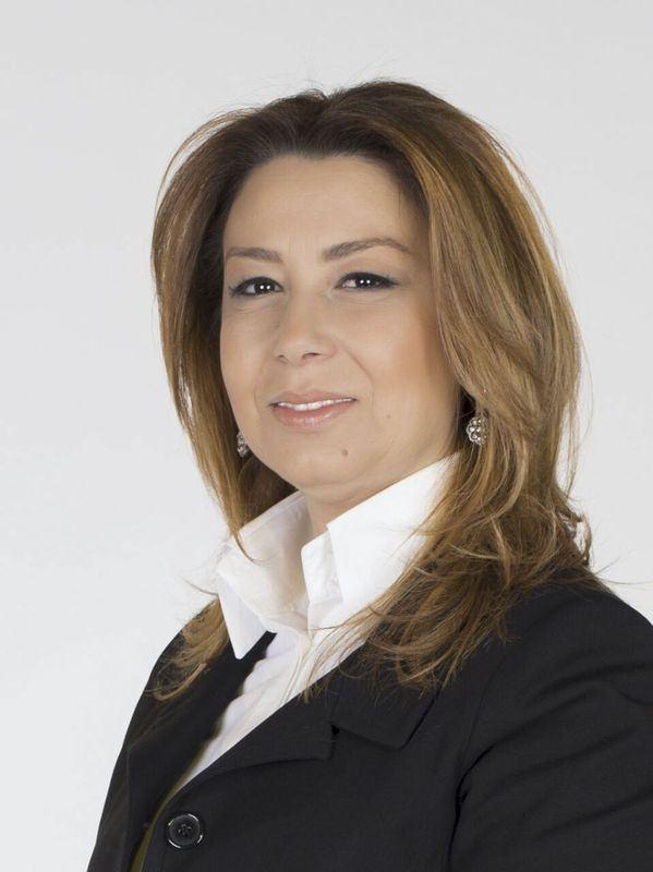 <p>41-&Ouml;znur &Ccedil;alık</p>

<p>&Ouml;znur &Ccedil;alık, 1 Ocak 1965 P&uuml;t&uuml;rge-Doğanyol doğumlu. İlk, orta ve lise eğitimini Malatya'da tamamladı. 1988 yılında Marmara &Uuml;niversitesi&nbsp;Eczacılık Fak&uuml;ltesi'nden mezun olan &Ccedil;alık, Y&uuml;ksek Lisansını ise Sosyal Politikalar &uuml;zerine yaptı.</p>

<p>Aile, kadın, &ccedil;ocuk, bebek, sağlık ve sosyal konularda &ccedil;eşitli &ccedil;alışmalar y&uuml;r&uuml;ten &Ccedil;alık, bu alanlarda faaliyet y&uuml;r&uuml;ten sivil toplum &ouml;rg&uuml;tlerinde g&ouml;revler &uuml;stlendi.</p>

<p>Kuruluşundan itibaren Adalet ve Kalkınma Partisi kadrolarında yer alan &Ccedil;alık, 2003 yılında partisinin ilk Olağan kongresinde MKYK &uuml;yeliğine se&ccedil;ildi. 23. ve 24. d&ouml;nem Malatya Milletvekilliği yapan &Ccedil;alık, bu s&uuml;re boyunca; Kadın Erkek Fırsat Eşitliği Komisyonu Kurucu &Uuml;yeliği ve Başkanvekilliği, Erken Yaşta Evlilik İnceleme Komisyon Başkanlığı, Sağlık, Aile ve Sosyal İşler Komisyon &Uuml;yeliği, TBMM N&uuml;fus Kalkınma Grubu Başkanlığı ve Avrupa Parlamenterler Forumu Başkan Yardımcılığı g&ouml;revlerinde bulundu. &Ccedil;alık, 30 Ağustos 2014 tarihinde ise AK Parti Halkla İlişkiler&rsquo;den sorumlu Genel Başkan yardımcılığı g&ouml;revine tevdi edildi.</p>

<p>İngilizce bilen &Ccedil;alık, evli ve iki &ccedil;ocuk annesidir.</p>

<p>&nbsp;</p>
