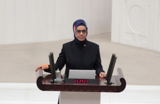 <p>42-Ravza Kavak&ccedil;ı Kan<br />
<br />
Dr. Ravza Kavakcı Kan doktora eğitimini T&uuml;rkiye&rsquo;nin rol modelliği kavramını temsil g&uuml;c&uuml; aşısından Avrupa Birliği&rsquo;ne giriş s&uuml;recinde&nbsp; inceleyen tez &ccedil;alışması ile Washington DC&rsquo;deki Howard Universitesi&rsquo;nde tamamladı (2013). Boğazi&ccedil;i &Uuml;niversitesi Avrupa &Ccedil;alışmaları y&uuml;ksek lisansı (2008) ve Dallas&rsquo;daki Teksas &Uuml;niversitesi&rsquo;nde Bilgisayar M&uuml;hendisliği lisansı (1993) olan Kavakcı Kan T&uuml;rkiye&rsquo;nin ilk elektronik bilet sistemi olan AKBİL Projesi m&uuml;hendis ekibinde ve M&uuml;şteri Hizmetleri kurucu şefi olarak Belbim A.Ş.&rsquo;de profesyonel hayata başladı (1994). 2008&rsquo;de İstanbul B&uuml;y&uuml;k Şehir Belediyesi&rsquo;nin Avrupa Birliği&rsquo;nden fon alan ilk projesinde proje koordinat&ouml;r&uuml; olarak &ccedil;alıştı. Doktora s&uuml;recinde iki kitap b&ouml;l&uuml;m&uuml; yazmış olan Kavakcı Kan halen Istanbul Ulaşım A.Ş. Proje M&uuml;d&uuml;rl&uuml;ğ&uuml;&rsquo;nde &ccedil;alışmakta ve Hasan Kalyoncu &Uuml;niversitesi&rsquo;nde Amerikan Dış Politikası, Ortadoğu Politikası, T&uuml;rkiye-Avrupa Birliği ilişkileri, Uluslararası İlişkilerde G&ouml;&ccedil; Sorunu ve Uluslararası &Ouml;rg&uuml;tler derslerini vermektedir.&nbsp; Akademik ilgi alanları arasında Oryantalizm, postkolonyal d&uuml;ş&uuml;nce, discourse &ccedil;alışmaları yani sira T&uuml;rkiye&rsquo;nin Avrupa Birliği, Ortadoğu ve Amerika ile ilişkileri gelmektedir. Ilk, orta ve lise &ouml;ğrenimini Ankara Koleji&rsquo;nde tamamlamış olan Kavakcı Kan 1998-2001 yılları arasında Fazilet Partisi İstanbul Kadın Kolları Dış İlişkiler Başkanlığını y&uuml;r&uuml;tt&uuml;. 1999 se&ccedil;imlerinde Bah&ccedil;elievler belediye meclis &uuml;yesi adayıyken aynı zamanda il teşkilatı g&ouml;revlendirmesi ile İstanbul 1. B&ouml;lge Milletvekili adayı Merve Kavakcı&rsquo;nın se&ccedil;im kampanyasını y&uuml;r&uuml;tt&uuml;. Uskudar Universitesi&nbsp; Postkolonyal Calismalar Arastirma ve Uygulama Merkezi&nbsp; Yonetim Kurulu uyesi olmanin yani sira bir&ccedil;ok sivil toplum &ouml;rg&uuml;t&uuml;nde &ccedil;alışma yapti. Dr. Ravza Kavakcı Kan, Dr. Osman Kan ile evli ve Erva Kan&rsquo;in annesidir.</p>

<p>&nbsp;</p>
