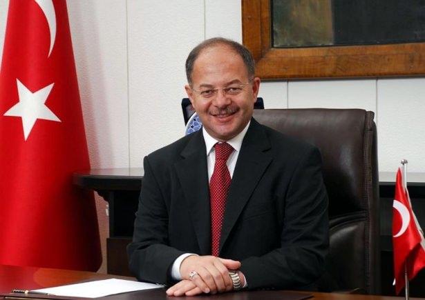 <p>43-Recep Akdağ&nbsp;</p>

<p>Recep Akdağ, 8 Mayıs 1960'ta Erzurum'da doğdu. Babasının adı Yahya, annesinin adı Zekiye'dir.</p>

<p>Tıp Doktoru ve &Ouml;ğretim &Uuml;yesi Prof. Dr.; Erzurum Atat&uuml;rk &Uuml;niversitesi Tıp Fak&uuml;ltesini bitirdi. Aynı fak&uuml;ltede &ccedil;ocuk sağlığı ve hastalıkları alanında uzman oldu.Bir yıl s&uuml;reyle Londra'da kan hastalıkları &uuml;zerine &ccedil;alıştı. Atat&uuml;rk &Uuml;niversitesi Tıp Fak&uuml;ltesi Araştırma Hastanesinde Başhekim Yardımcılığı, Satınalma Komisyonu Başkanlığı ve Tıp Dergisi Edit&ouml;r Yardımcılığı g&ouml;revlerini y&uuml;r&uuml;tt&uuml;.&nbsp;</p>

<p>Biyoteknoloji Uygulama ve Araştırma Merkezinde M&uuml;d&uuml;r Yardımcılığı g&ouml;revinde bulundu. Atat&uuml;rk &Uuml;niversitesi Tıp Fak&uuml;ltesi &Ccedil;ocuk Sağlığı ve Hastalıkları Anabilim Dalında &ouml;ğretim &uuml;yesi olarak ders verdi. 1999'da profes&ouml;r oldu. 100'&uuml;n &uuml;zerinde makalesi ve tebliği yayımlandı. 1996'da İstanbul Tabip Odasından "Yılın Makalesi" &ouml;d&uuml;l&uuml;n&uuml; aldı.&nbsp;</p>

<p>22 ve 23. D&ouml;nemde Erzurum Milletvekili se&ccedil;ildi. 58, 59 ve 60. H&uuml;k&uuml;metlerde Sağlık Bakanlığı yaptı. 61. H&uuml;k&uuml;mette yeniden Sağlık Bakanlığı g&ouml;revine atandı.İyi d&uuml;zeyde İngilizce bilen Akdağ, evli ve 6 &ccedil;ocuk babasıdır.</p>
