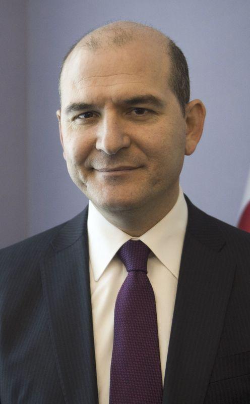 <p>46-S&uuml;leyman Soylu</p>

<p>S&uuml;leyman Soylu 21 Kasım 1969 yılında İstanbul&rsquo;da doğdu. Plevne Lisesi&rsquo;nin ardından İstanbul &Uuml;niversitesi İşletme Fak&uuml;ltesi'nden mezun oldu.</p>

<p>1987 yılında DYP İstanbul İl Gen&ccedil;lik Kolları'nda siyasete başlayan Soylu, 1987&ndash;1990 yılları arasında Y&ouml;netim Kurulu &Uuml;yeliği ve Teşkilat Başkanlığı g&ouml;revlerini &uuml;stlendi. 1995 yılında Gaziosmanpaşa İl&ccedil;e Y&ouml;netim Kurulu &uuml;yesi oldu. 17 Temmuz 1995 yılında Gaziosmanpaşa İl&ccedil;e Başkanı se&ccedil;ildi. 18 Nisan 1999&rsquo;da Gaziosmanpaşa Belediye Başkan adayı olan Soylu, 29 Nisan 1999&rsquo;da DYP İstanbul İl Başkanlığı g&ouml;revine atandı.</p>

<p>S&uuml;leyman Soylu 6 Ocak 2008 tarihinde yapılan Demokrat Parti'nin 4. Olağan&uuml;st&uuml; Kongresinde Genel Başkanlığa se&ccedil;ildi ve 29 Mart mahalli se&ccedil;imlerine katıldı. 16 Mayıs 2009&rsquo;da kendi talebiyle ger&ccedil;ekleşen Olağan&uuml;st&uuml; Kongre&rsquo;de Genel Başkanlık g&ouml;revi sona erdi.</p>

<p>Genel Başkanlık g&ouml;revi sona erdikten sonra siyasi faaliyetlerini s&uuml;rd&uuml;ren S&uuml;leyman Soylu, 12 Eyl&uuml;l 2010 Referandumu s&uuml;recinde&nbsp; &ldquo;evet&rdquo; oyu tercihini anlatmak ve yapılmak istenen demokratik gelişim reformuna toplumsal bilinci arttırarak katkıda bulunmak amacıyla &ldquo;Demokrasi Buluşmaları&rdquo; adı altında bir dizi toplantı d&uuml;zenledi ve T&uuml;rkiye&rsquo;yi dolaştı.</p>

<p>Kurucu Liderimiz Sayın Recep Tayyip Erdoğan tarafından aynı &ccedil;atı altında siyaset yapmaya davet edilen S&uuml;leyman Soylu, 5 Eyl&uuml;l 2012 tarihinde Adalet ve Kalkınma Partisi&rsquo;ne katıldı. Ar-Ge&rsquo;den Sorumlu Genel Başkan Yardımcılığı g&ouml;revini &uuml;stlenen S&uuml;leyman Soylu, 14 Nisan 2014 tarihinde Teşkilat Başkanlığı g&ouml;revine atandı.</p>

<p>7 Haziran 2015 tarihinde yapılacak olan 25. D&ouml;nem Milletvekili Genel Se&ccedil;imlerinde Trabzon Milletvekili adayı olarak g&ouml;sterildi.</p>

<p>S&uuml;leyman Soylu evli ve iki &ccedil;ocuk babasıdır.</p>

<p>&nbsp;</p>

<p>&nbsp;</p>
