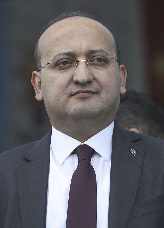 <p>48-Yal&ccedil;ın Akdoğan<br />
<br />
Siyaset Bilimi Do&ccedil;enti ve Yazar; Anadolu &Uuml;niversitesi İletişim Bilimleri Fak&uuml;ltesi Basın ve Yayın B&ouml;l&uuml;m&uuml;nden mezun oldu. Y&uuml;ksek lisansını Anadolu &Uuml;niversitesi Sosyal Bilimler Enstit&uuml;s&uuml; İletişim B&ouml;l&uuml;m&uuml;nde, doktorasını Marmara &Uuml;niversitesi Sosyal Bilimler Enstit&uuml;s&uuml; Siyaset ve Sosyal Bilimler B&ouml;l&uuml;m&uuml;nde tamamladı.<br />
Milliyet gazetesinde staj yaparak gazeteciliğe başladı. İ&ccedil; Anadolu gazetesini &ccedil;ıkardı. Yeni Şafak ve Star gazeteleri ile &ccedil;eşitli dergilerde yazarlık yaptı. Pendik Belediyesi Eğitim K&uuml;lt&uuml;r ve Halkla İlişkiler M&uuml;d&uuml;rl&uuml;ğ&uuml;, Devlet Bakanı Basın M&uuml;şavirliği, Adalet ve Kalkınma Partisi Genel Başkan Danışmanlığı ve Başbakan Başm&uuml;şavirliği g&ouml;revlerinde bulundu. TOBB Ekonomi ve Teknoloji &Uuml;niversitesi ile Bah&ccedil;eşehir &Uuml;niversitesi Liderlik Okulunda ders verdi. 8 adet kitabının yanında &ccedil;eşitli dergi ve gazetelerde yayınlanmış &ccedil;ok sayıda makalesi vardır. ingilizce bilen Akdoğan, evli ve 3 &ccedil;ocuk babasıdır.24.D&ouml;nem Ak Parti Ankara Milletvekili se&ccedil;ilmiş 62.H&uuml;k&uuml;met&rsquo;te Başbakan Yardımcısı olarak g&ouml;rev almıştır</p>

<p>&nbsp;</p>
