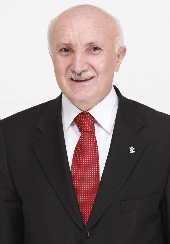 <p>49-Yaşar Karayel&nbsp;</p>

<p>1 Mart 1950 Yılında Kayseri ili Tomarza il&ccedil;esi Akdere K&ouml;y&uuml;nde doğdu. İlkokulu Alakuşak İlkokulu'nda, Ortaokul ve Lise &ouml;ğrenimini Kayseri S&uuml;mer Lisesi'nde tamamladı.</p>

<p>Marmara &Uuml;niversitesi İktisadi ve idari Bilimler Fak&uuml;ltesi işletme b&ouml;l&uuml;m&uuml;nden 1976-1977 &ouml;ğrenim d&ouml;neminde mezun oldu.</p>

<p>&Uuml;niversite yıllarında Fak&uuml;lte &Ouml;ğrenci Dernek Başkanlığı ve Milli T&uuml;rk Talebe Birliğinde (MTTB) &ouml;ğrenci işleri M&uuml;d&uuml;rl&uuml;ğ&uuml;, Basın Yayın M&uuml;d&uuml;rl&uuml;ğ&uuml;, Y&ouml;netim Kurulu &Uuml;yeliği, Teşkilatlardan sorumlu icra Konseyi Başkanlığı, Milli Gen&ccedil;lik Dergisi Y&ouml;neticiliği yaptı.</p>

<p>Memurluk hayatına İstanbul Vakıflar B&ouml;lge M&uuml;d&uuml;rl&uuml;ğ&uuml;nde 1976 yılında başladı.</p>

<p>1977-1981 yıllarında Fatih Vakıflar Y&uuml;ksek &Ouml;ğrenci Yurdunda M&uuml;d&uuml;rl&uuml;k, Vakıf Gureba Hastanesi Y&ouml;netim M&uuml;d&uuml;rl&uuml;ğ&uuml; g&ouml;revlerinde bulundu.</p>

<p>1996-1997 yıllarında K&uuml;lt&uuml;r Bakanlığı İstanbul İl K&uuml;lt&uuml;r M&uuml;d&uuml;rl&uuml;ğ&uuml;,<br />
1997-1998 yıllarında Anıtlar ve M&uuml;zeler Genel M&uuml;d&uuml;rl&uuml;ğ&uuml;nde Daire Başkanlığı,<br />
1998-2003 yıllarında İstanbul B&uuml;y&uuml;kşehir Belediyesi Başkan Danışmanlığı<br />
2003 yıllında Başbakan Başm&uuml;şaviri olarak g&ouml;rev yaptı.</p>

<p>Son olarak 2003-2007 yıllarında Bayındırlık ve İskan Bakanlığı M&uuml;steşar Yardımcılığı g&ouml;revlerinde bulunurken Milletvekilliği adaylığı i&ccedil;in bu g&ouml;revden ayrıldı.</p>

<p>Sosyal faaliyetleri arasında Birlik Vakfı Kurucular Kurulu ve M&uuml;tevelli Heyeti &Uuml;yeliği, Birlik Vakfı İstanbul Şube Başkanlığı, Fatih Belediyesi Meclis &Uuml;yeliği ve Meclis Başkan Vekilliği, T&uuml;rkiye G&ouml;n&uuml;ll&uuml; Teşekk&uuml;ller Vakfı &Uuml;yeliği, Kayseri Tomarzalılar Vakfı Kurucu Başkanlığı, T&uuml;rkiye Kızılay Derneği Denetim Kurulu Başkanlığı yapmaktadır.</p>

<p>T&uuml;rkiye M&uuml;hendisler Birliği onur kurulu &uuml;yesi.</p>

<p>T&uuml;rk Parlamenterler Birliği &uuml;yesi ve 16. d&ouml;nem Genel Başkan Yardımcısı olarak g&ouml;rev yapmaktadır.</p>

<p>22 Temmuz 2007 Genel Se&ccedil;imlerinde 23. d&ouml;nem Kayseri Milletvekili se&ccedil;ilerek Parlamentoya girdi. Bayındırlık, İmar, Ulaştırma ve Turizm komisyonu &uuml;yesi olarak g&ouml;rev yaptı.</p>

<p>12 Haziran 2011 genel se&ccedil;imlerinde 24. d&ouml;nem Kayseri Milletvekili olarak se&ccedil;ildi.</p>

<p>TBMM Darbeleri Araştırma Komisyonunda 28 Şubat Alt Komisyon başkanlığı g&ouml;revini y&uuml;r&uuml;tt&uuml;. Bayındırlık, İmar, Ulaştırma ve Turizm komisyonu Başkanvekili olarak g&ouml;rev yapmaktadır.</p>

<p>Evli ve 3 &ccedil;ocuk babasıdır.</p>

<p>&nbsp;</p>
