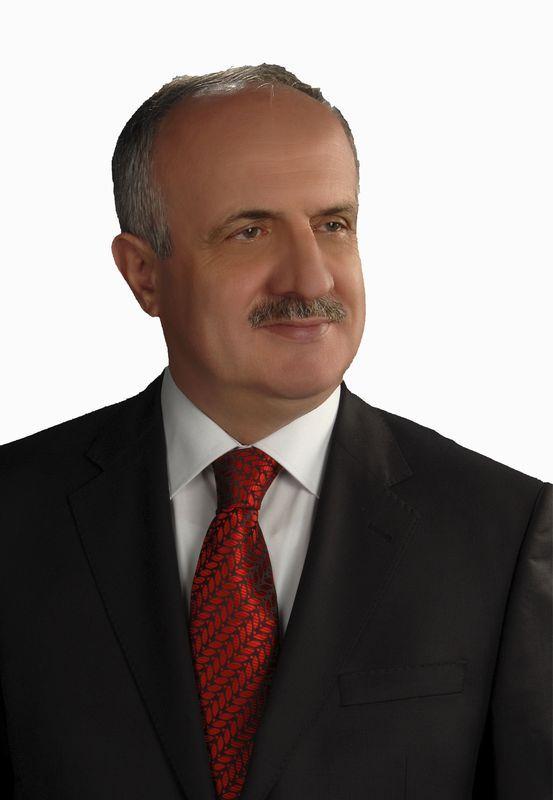 <p>50-Zeki Ayg&uuml;n</p>

<p>Zeki Ayg&uuml;n, 22 Temmuz 1953'te Kocaeli Derince'de doğdu. Babasının adı Muhammet, annesinin adı Fatma'dır.</p>

<p>Elektrik M&uuml;hendisi; İstanbul Yıldız Teknik &Uuml;niversitesi M&uuml;hendislik Fak&uuml;ltesi Elektrik B&ouml;l&uuml;m&uuml;n&uuml; bitirdi.L&uuml;leburgaz Doysan Yağ Sanayi ile D&uuml;zce Timak Tarım Aletleri Fabrika inşaatlarında elektrik şantiye şefi ve yardımcılığı g&ouml;revlerinde bulundu. 1979-1981 yılları arasında serbest elektrik m&uuml;hendisi olarak &ccedil;alıştı.&nbsp;</p>

<p>1981'de &Uuml;nka İnş. Tes. San. ve Tic. Ltd. Şirketini kurdu ve Y&ouml;netim Kurulu Başkanlığını y&uuml;r&uuml;tt&uuml;. 1996'da M&Uuml;SİAD &uuml;yesi oldu ve &ccedil;eşitli g&ouml;revler &uuml;stlendi.Orta d&uuml;zeyde İngilizce bilen Ayg&uuml;n, evli ve 3 &ccedil;ocuk babasıdır.</p>
