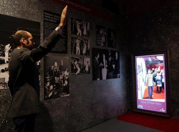 <p>Müren'in çocukluk ve gençlik dönemlerini geçirdiği Bursa'da açılan sergide, sanatçının "Sanat Güneşi"ne dönüşümü detaylı olarak ziyaretçilerle paylaşılıyor.</p>