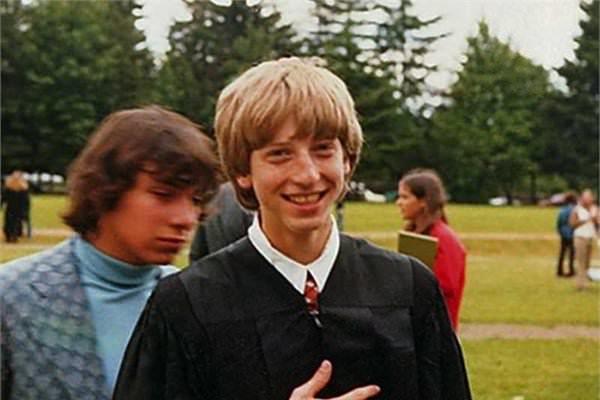 <p><strong>Paul Allen ve Microsoft</strong></p>

<p>Seatlle'da yaşan Gates ailesi oğullarını Lakeside School'a kaydettirdi. Bill Gates burada Microsoft'un kurucularından Paul Allen ile tanıştı. Gates, verdiği bir röportajda Allen ve okulu için, "Paul ile bu okulda yaşadığımız deneyimler bize Microsoft şirketini kurma cesareti verdi" dedi.</p>
