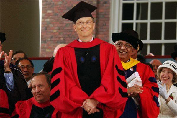 <p><strong>Harvard'dan terk</strong></p>

<p>Gates, Paul Allen ile birlikte Microsoft şirketini kurmak için üniversiteyi terk etti. Gates, hiçbir zaman lisans mezunu olamadı ama Harvard Üniversitesi 2007'de Gates'e fahri doktora verdi. </p>
