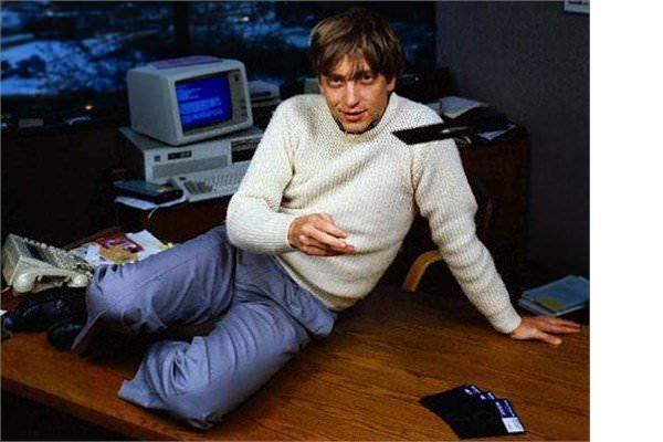 <p><strong>31 yaşında milyarder</strong></p>

<p>Microsoft şirketi yıl 1985'e geldiğinde, ilk yazılımları Windows'u piyasaya sürdü. Şirket 1986 yılında halka açıldı. 1987'de yani Gates 31 yaşındayken milyarder oldu. </p>
