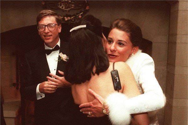 <p><strong>Melinda ile tanışma</strong></p>

<p>Gates, daha sonra karısı olacak Melinda ile 1987'de bir basın davetinde tanıştı. Melinda daha sonra Microsoft'a girdi ve şirketin interaktif içerik biriminde müdürlüğe kadar yükseldi. İkili 1994 yılında evlendi. Melinda daha sonraki yıllarda hayırseverlik işleriyle uğraşmak için şirketten ayrıldı. </p>
