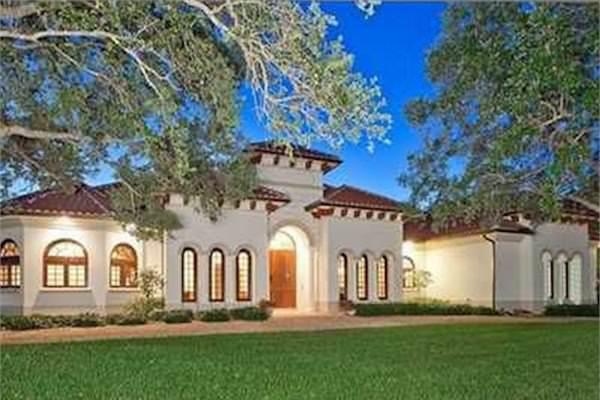 <p><strong>Yazlık evleri</strong></p>
<p>Gates geçen yıl Wellington, Florida'daki bu Akdeniz evi temalı yazlığa 8,7 milyon dolar ödedi. </p>