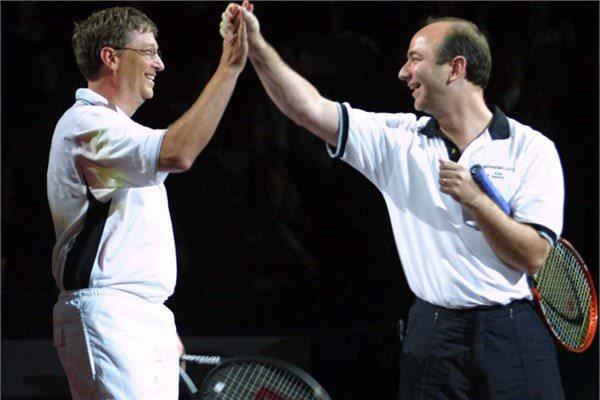 <p><strong>En büyük hobilerinden biri</strong></p>

<p>Bill Gates'in en büyük hobilerinden biri tenis oynamak. 2001 yılında Amazon şirketinin kurucusu Jeff Bezos ile bir hayır maçı yaptı. </p>
