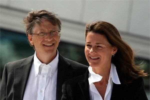 <p><strong>CEO'luktan ayrıldı</strong></p>
<p>2000 yılında Gates, Microsoft'un CEO'su olmayı bıraktı ve daha az yetkili yönetim kurulu başkanlığına geçti. Şimdilerde şirkete danışmanlık yapmaya devam ediyor. </p>