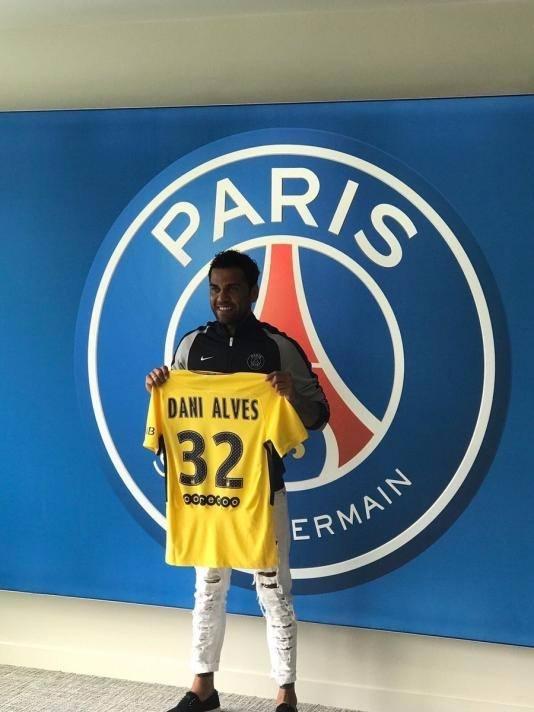 <p>Dani Alves</p>
<p>Juventus'tan ayrılıp Paris Saint Germain'e</p>