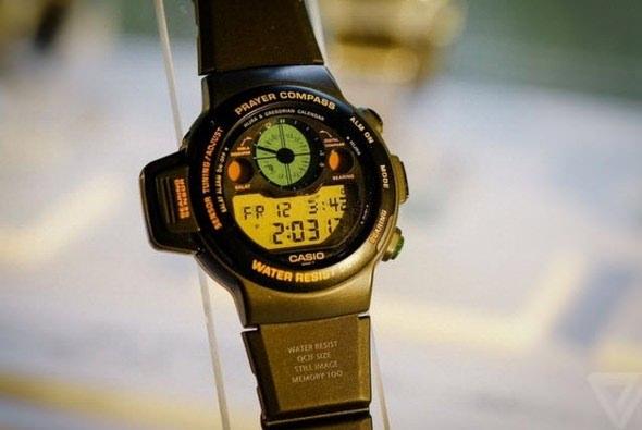 <p>CPW-100</p>
<p>1993'te çıkan CPW-100, üzerindeki pusula yardımıyla kıbleyi bulmanıza yardımcı oluyordu.</p>