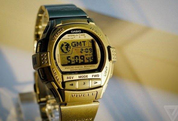 <p>VivCel VCL-100</p>
<p>Casio'nun gösterdiği telefonlardan en ilginci belki de VivCel VCL-100 idi. 1994'te piyasaya sürülen saat, telefonunuzun çaldığını algılayan bir antenle geliyordu. Telefonunuz çaldığında saatiniz titremeye başlıyordu.</p>