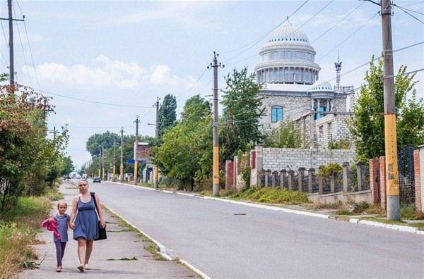 <p>Moldova'daki çingenelerin evleri sarayları aratmayan görüntüleriyle şaşırtıyor. </p>
