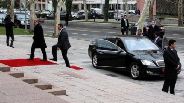 <p>Enerji ve Tabii Kaynaklar Bakanı Taner Yıldız'ın makam aracı Mercedes</p>

<p> </p>
