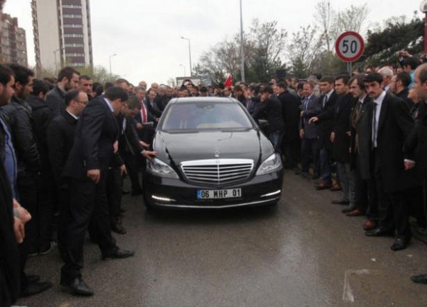 <p>Daha önce Volvo marka araç kullanan MHP Genel Başkanı Devlet Bahçeli artık Mercedes marka aracı kullanıyor</p>

<p> </p>
