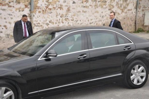 <p>Başbakan Ahmet Davutoğlu'nun Dışişleri bakanıyken kullandığı makam aracı Mercedes'ti.</p>

<p> </p>
