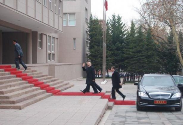 <p>Başbakan Yardımcısı Beşir Atalay'ın makam aracı Mercedes</p>

<p> </p>
