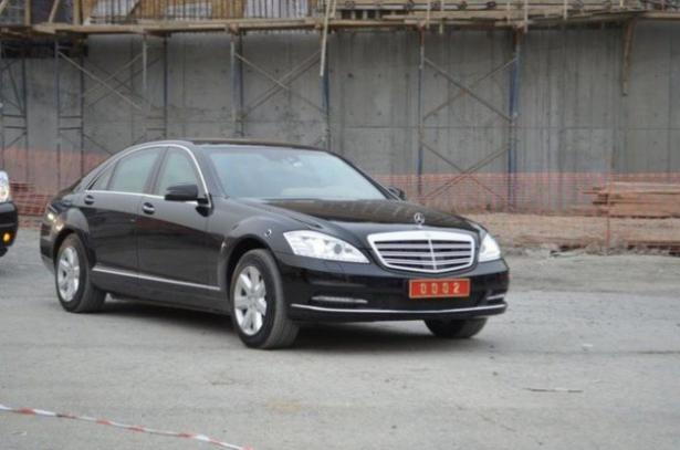 <p>Recep Tayyip Erdoğan Başbakan olduğu dönemde Mercedes marka makam aracı kullanıyordu.</p>