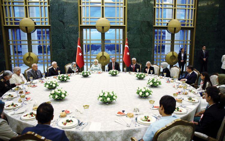 <p>Rehberde, Cumhurbaşkanlığı Külliyesi'nin, Atatürk Orman Çiftliği arazisinde 750 bin metrekare üzerine yayılan, Türk-İslam mimarisinin izlerini taşıyan iç ve dış mekanları, 200 bin metrekareyi bulan halka açık alanlarıyla alışılagelmiş "resmi yapı anlayışından" ayrışan bir çizgiye sahip olduğu vurgulandı.</p>
<p> </p>