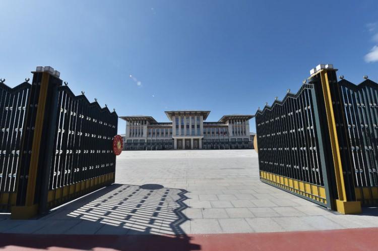<p>Önemli sanat koleksiyonu sergileniyor<br />
<br />
Rehbere göre, Başkent Ankara ve Atatürk Orman Çiftliği'nin Cumhuriyet tarihi için taşıdığı simgesel anlamların, Selçuklu ve Osmanlı değerleriyle yüceltildiği Cumhurbaşkanlığı Külliyesi'nin kapı, duvar ve tavan süslemeleri Osmanlı sultanlarının nazardan korunmak, şifa bulmak, muzaffer olmak için giydikleri "tılsımlı gömlekler"den ilham alınarak tasarlandı.</p>
<p> </p>