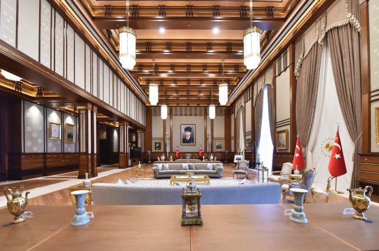 <p>Cumhurbaşkanlığına bağlı Muhafız Alayı Komutanlığı, Koruma Başkanlığı, güvenlik ve işletme binalarının yanı sıra rehberde yemekhane, mescit, banka şubeleri, spor salonu, kuaför, berber, PTT şubesi, terzi, kreş ve sağlık birimlerinin fotoğraflarına yer verildi.</p>
<p> </p>