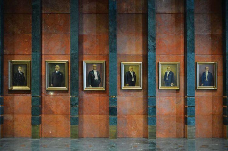 <p>Rehberde, Cumhurbaşkanlığı sanat koleksiyonunda Ivan Konstantinovich Aivazovsky, Pierre Auguste Cot, Jean-Léon Gérôme, Gustave Boulanger, Fausta Zonaro gibi dünyaca tanınmış ressamların yanı sıra, Hoca Ali Rıza, Şeker Ahmet Paşa, İbrahim Çallı, Hikmet Onat, Ali Avni Çelebi ve Eşref Üren gibi Türk resim sanatının seçkin isimlerinden pek çok ünlü ressamın da eserinin fotoğrafına yer verildi.</p>
<p> </p>