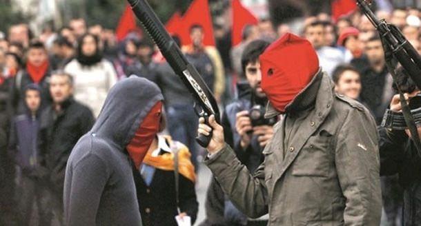 <p>Öte yandan Devrimci Yol üyesi Bülent Uluer, Paşa Güven ve Dursun Karataş'ın başında olduğu bir grubun örgüt merkeziyle fikir ayrılığına düşmesi sonucu Devrimci Sol adıyla yeni bir örgüt kuruldu.</p>
