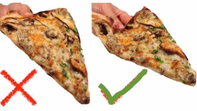 <p><strong>Pizza nasıl tutularak yenir?</strong></p>

<p>Pizza dilimini elimize aldığımızda içeri doğru hafif bir eğimle tutarak yerseniz, böylece üzerindeki malzemeleri dökmeden yiyebilirsiniz.</p>
