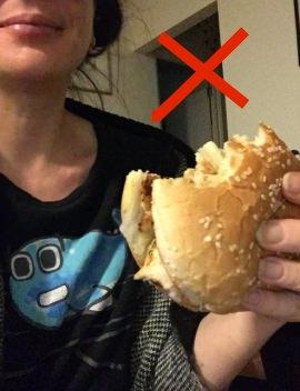 <p><strong>Hamburger nasıl yenilir?</strong></p>
<p>Hamburgeri etrafa dökmeden kolay bir şekilde yemek için, her iki elimizin baş ve serçe parmakları hamburgerin arkasında, diğerleri önde olacak şekilde tutarak yiyoruz.</p>