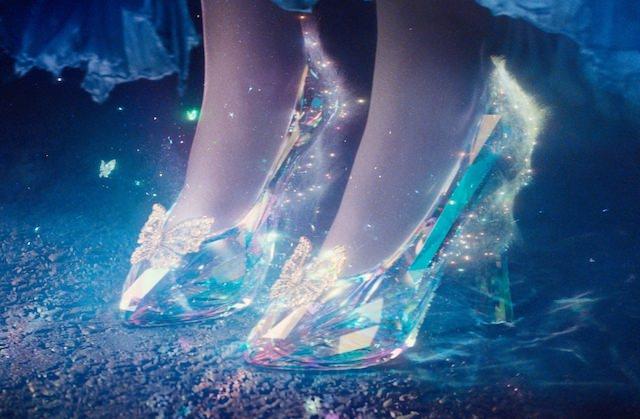 <p><strong>Cinderella cam ayakkabılar giyiyordu</strong></p>
<p>Cinderella'nın en eski Frnasız versiyonunda, patoufles en vair yani sincap kürkünden beyaz ayakkabılar giymektedir. </p>
<p>Fransız yazar Charles Perrault "Cendrillon" adında bu masalın kendine ait bir versiyonunu yazdığında 'vair' kelimesi Fransızca kullanılmamaya başlanmıştı. Perrault bunun 'vair' ile aynı şekilde okunan ve cam anlamına gelen 'verre' kelimesi olduğunu düşünmüş. </p>