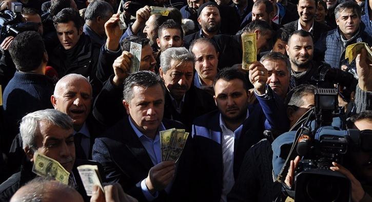 <p><strong>ESENLER ESNAF ODASI</strong></p>
<p>Esenler Esnaf Odası'nın başlattığı 'Vatanını seviyorsan dövizini sat, ekonomiye kat' kampanyası yoğun ilgi görünce izdiham yaşandı. Dövizlerini bozdurmak isteyenler nedeniyle izdiham yaşanırken, 20 dakika içerisinde yaklaşık 20 bin dolar bozduruldu.</p>