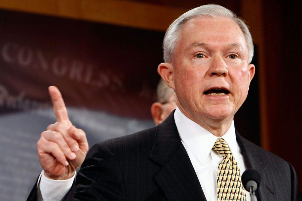 <p><strong>Jeff Sessions</strong><br />
<br />
Adalet Bakanı</p>

<p>Göç karşıtı tutumuyla biliniyor. Eski başkanlardan Ronald Reagen tarafından 1986’da Federal yargıçlığa aday gösterilmiş, ancak başka hukukçuların Session’un ırkçı söylemlerde bulunduğu yönünde ifadeler vermesi üzerine adaylığı Kongre tarafından onaylanmamıştı.</p>

<p>21 Ağustos 2016’da, kendisine bir televizyon programında sorulması üzerine, Türkiye’nin öteden beri iyi bir müttefik olduğunu, ancak “yanlış yöne” doğru gittiğini iddia edip, şunları söylemişti: “Türkiye, İslâmcı ideolojiye doğru kayıyor. Bu çok tehlikeli, devam etmemesini umarım. Şimdiki (Amerikan) yönetim bunu durdurmak için bir şey yapamadı.”</p>
