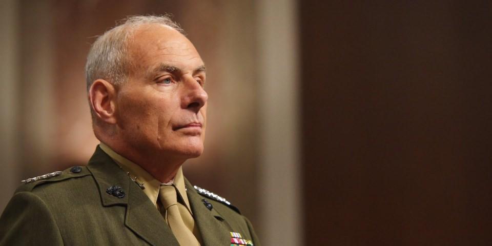 <p><strong>General John Kelly</strong><br />
<br />
İç Güvenlik Bakanı</p>

<p>Trump, bu ismi Dışişleri Bakanı olarak da düşünmüştü. 50 yıl orduda bulunduktan sonra geçen sene emekli olan General John Kelly, ABD Senatosu'nun Meksika sınırı ile ilgili sorularını yanıtlarken kullandığı sert üslupla Trump'ın dikkatini çekti. Halkın Kelly'ye sempatisinin nedeni ise, bir oğlunu 2010 yılında Afganistan'da kaybetmesi. Zira ABD'nin yürüttüğü savaşlarda çocuğunu kaybeden en üst düzey yetkili kişi Kelly. Emekli General, Obama'nın Küba Guantanamo'daki işkence iddialarıyla özdeşleşen askeri cezaevini kapatma kararına da karşı çıkmıştı. Kelly, Obama yönetiminin izlediği politikaların Ortadoğu'da İran'ı güçlendirdiğini savunuyor.</p>
