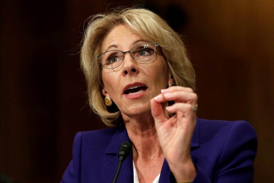 <p><strong>Betsy DeVos</strong></p>

<p>Eğitim Bakanı</p>

<p>Trump’a vaktiyle ‘gereksiz kişi’ demiş olsa da, Eğitim Bakanı olarak atandı. Devlet ve özel okullar yerine, topluluklar, veliler, öğretmenler tarafından kurulan “charter okulların” en önemli savunucusu.</p>
