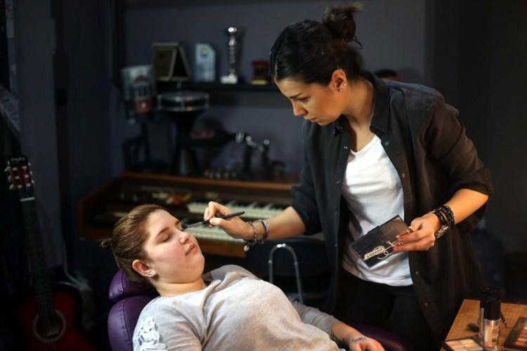 <p>"Bana denildi ki 6 ay... Bu 6 ay içerisinde ne yapabilirim, ne sığdırabilirim diye düşünürken, dedim ki ben işimi yapmalıyım. Tekirdağ'da küçük bir salon açtım.</p>