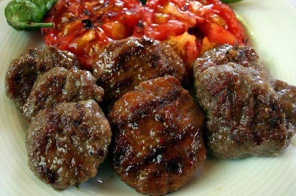 <p>Ülke: Kuzey Kore</p>

<p>1 yılda kişi başına düşen et miktarı: 13.4 kilogram</p>
