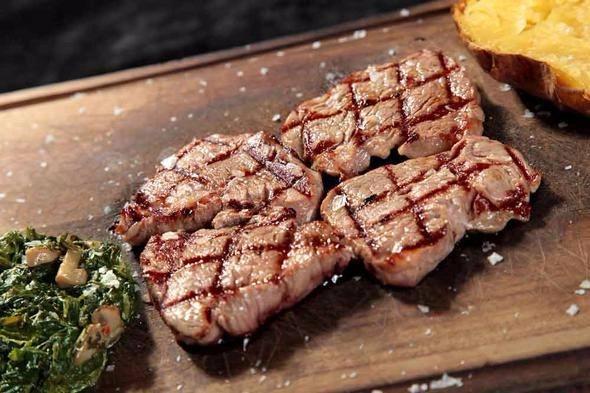 <p>Ülke: Küba</p>

<p>1 yılda kişi başına düşen et miktarı: 49.4 kilogram</p>
