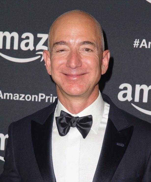 <p><strong>Jeff Bezos</strong><br />
Amazon'un sahibi olan Jeff Bezos 50.4 milyar dolar servete sahip.<br />
Ülke: ABD</p>
