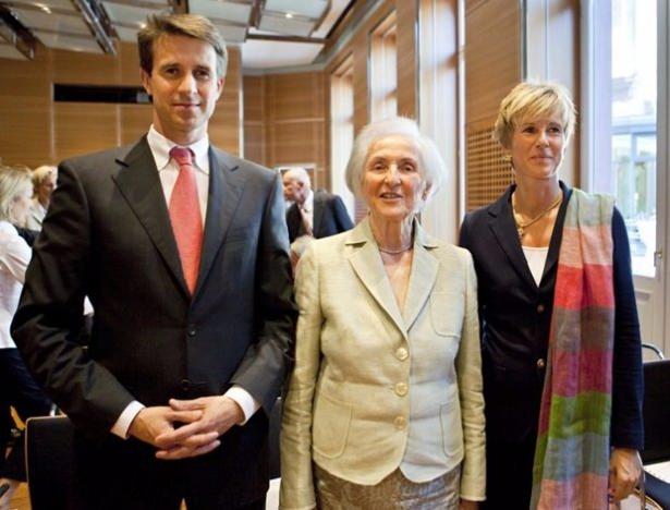 <p><strong>Beate Heister & Karl Albrecht Jr,</strong><br />
<br />
Almanya'da marketler zinciri Aldi'nin sahibi olan Beate Heister ve Karl Albrecht Jr 17.7 milyar dolar servete sahip. <br />
Ülke: Almanya</p>