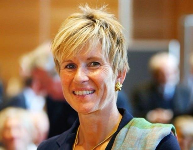 <p><strong>Susanne Klatten</strong></p>

<p>Alman otomobil üreticisi BMW'nin ortaklarından olan Susanne Klatten 17.3 milyar dolar servete sahip. </p>

<p>Ülke: Almanya</p>
