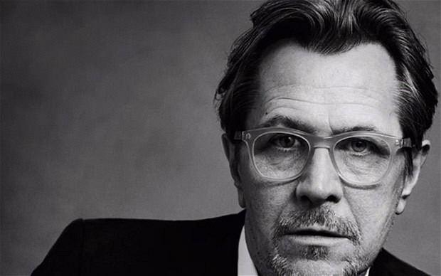 <p><strong>Gary Oldman:</strong> 3.294 milyar dolar (The Dark Knight) </p>
