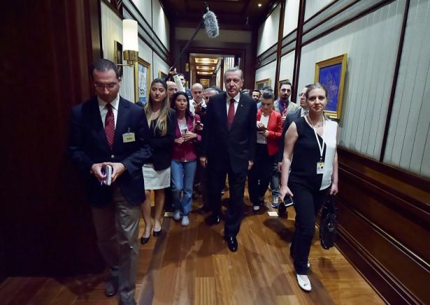 <p>Cumhurbaşkanlığı K&uuml;lliyesi d&uuml;n bir kez daha basın mensuplarına kapılarını a&ccedil;tı. Bu kez K&uuml;lliye'nin ana binası gezdirildi.<br />
&nbsp;</p>
