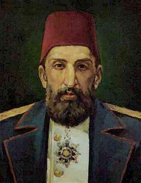 <p><strong>II. Abdülhamid’in at binme, yüzme, atıcılık gibi merakları vardı. Silah kullanmakta pek mahirdi. Nişan alarak ismini yazar, madalyaları ortasından delerdi. Kakma ve süsleme işlerinde mahir olmasının yanında usta bir marangozdu.</strong></p>

<p> </p>
