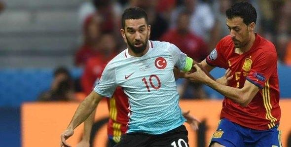 <p>ARDA TURAN: Burak Yılmaz gerginliğinin diğer aktörü de Arda Turan çünkü iddialara göre Barcelonalı yıldızın Burak için Terim'i karşısına alması, gerginliği ateşleyen unsur oldu. </p>