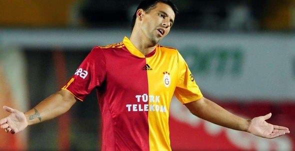 <p>MILAN BAROS: Fatih Terim'in antrenörlüğünden şikayetçi yabancı oyuncuların biri de Baros'tu. Galatasaray'dan ayrıldıktan sonra Terim hakkında şunları söyleyecekti: "Ben onunla ilgili iyi şeyler hatırlamıyorum. Onun çok muhteşem bir hoca olduğunu söylerlerdi ama çalıştıktan sonra gerçeği gördüm. Dünyada ondan daha iyi olan bir sürü hoca var."</p>