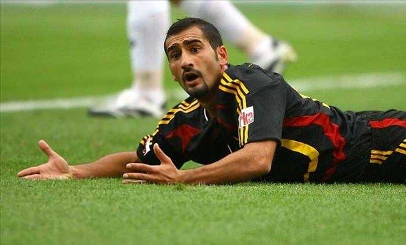 <p>Gece hayatına düşkünlüğü de Ümit'in aleyine işleyen başka bir unsur oldu. Bazı maçlarda oynamadı, bazılarında kadro dışında kaldı.</p>