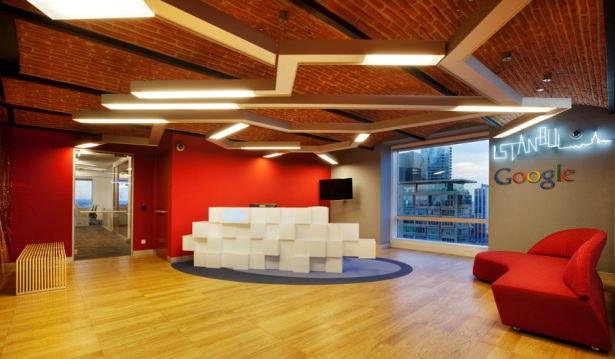 <p>İşte salıncaklı, masaj odalı, otomatik masalı, dev mutfağı olan, ayağınızı uzatabileceğiniz çok sayıda koltuk barındıran Google İstanbul ofisinde küçük bir gezinti.</p>
